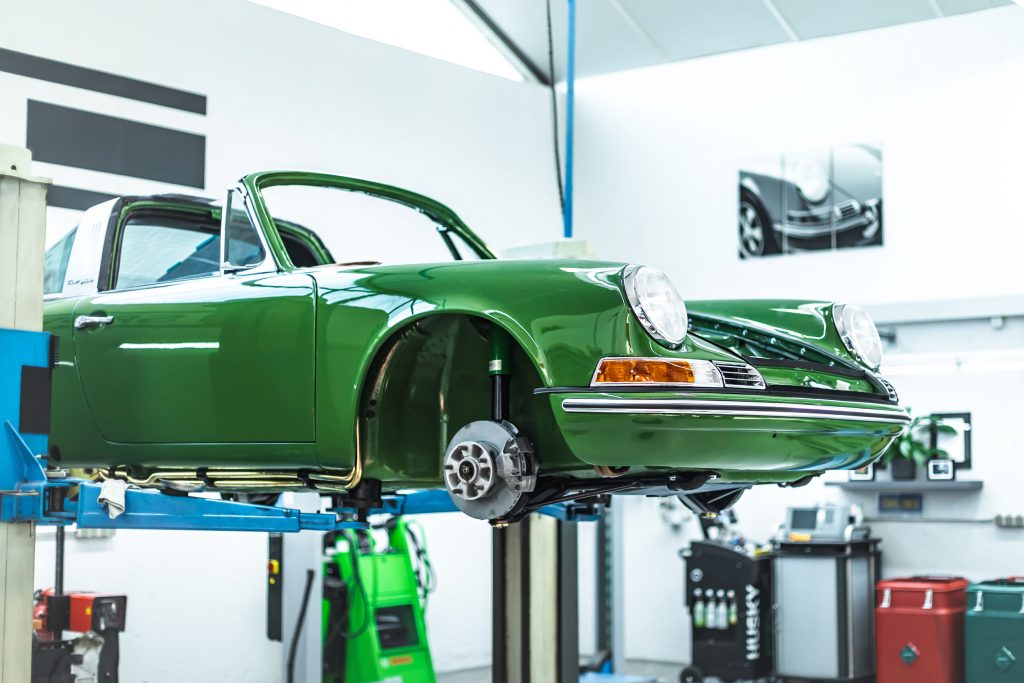 Porsche 911 Targa grün Rohkarrosse seitlich