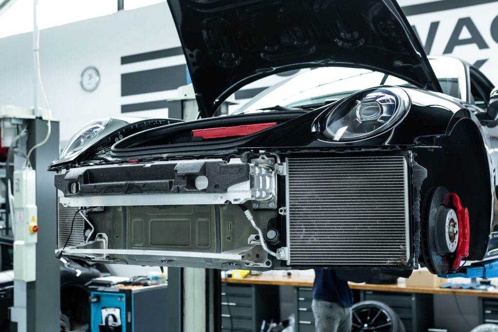 Porsche 911 Carrera 992 schwarz demontierte Stoßfängerverkleidungen