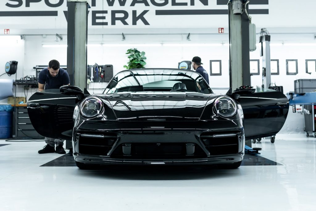 Porsche 911 Carrera 992 komplett in schwarz