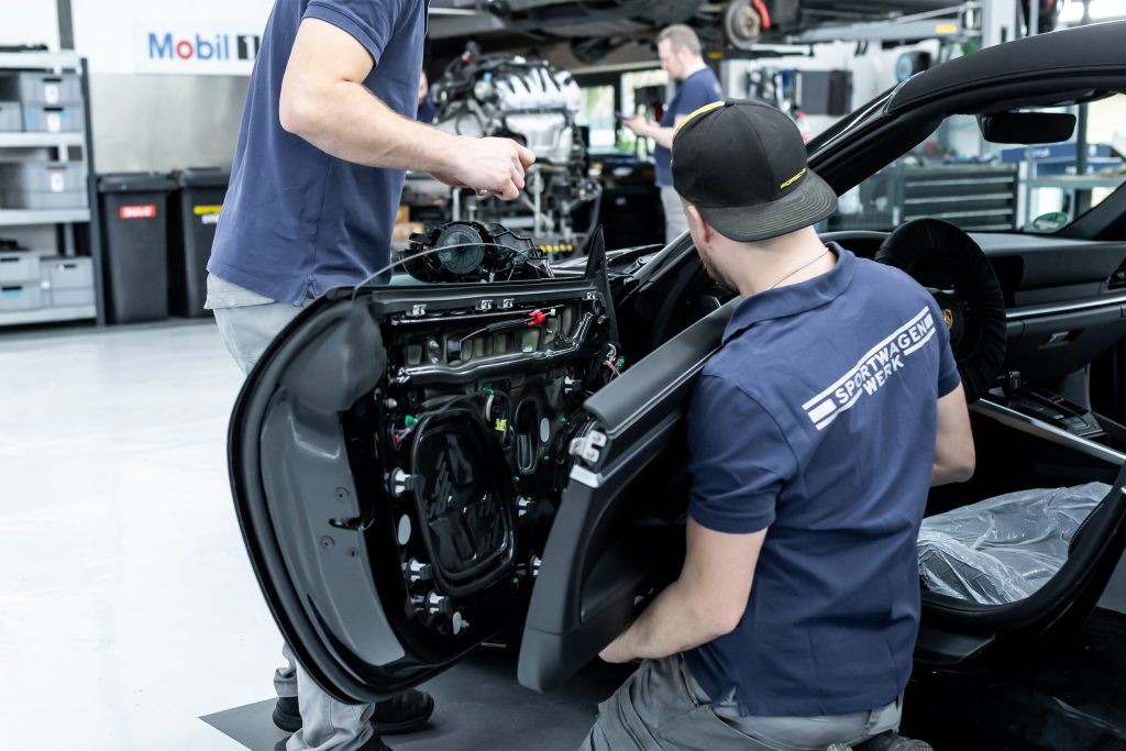 Porsche 911 Carrera 992 Türverkleidungen auseinanderlegen