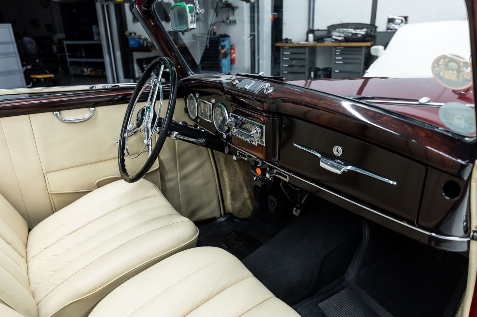 Fahrzeugabbildung Mercedes-Benz 220 B Cabriolet W187 I Deutsches KFZ