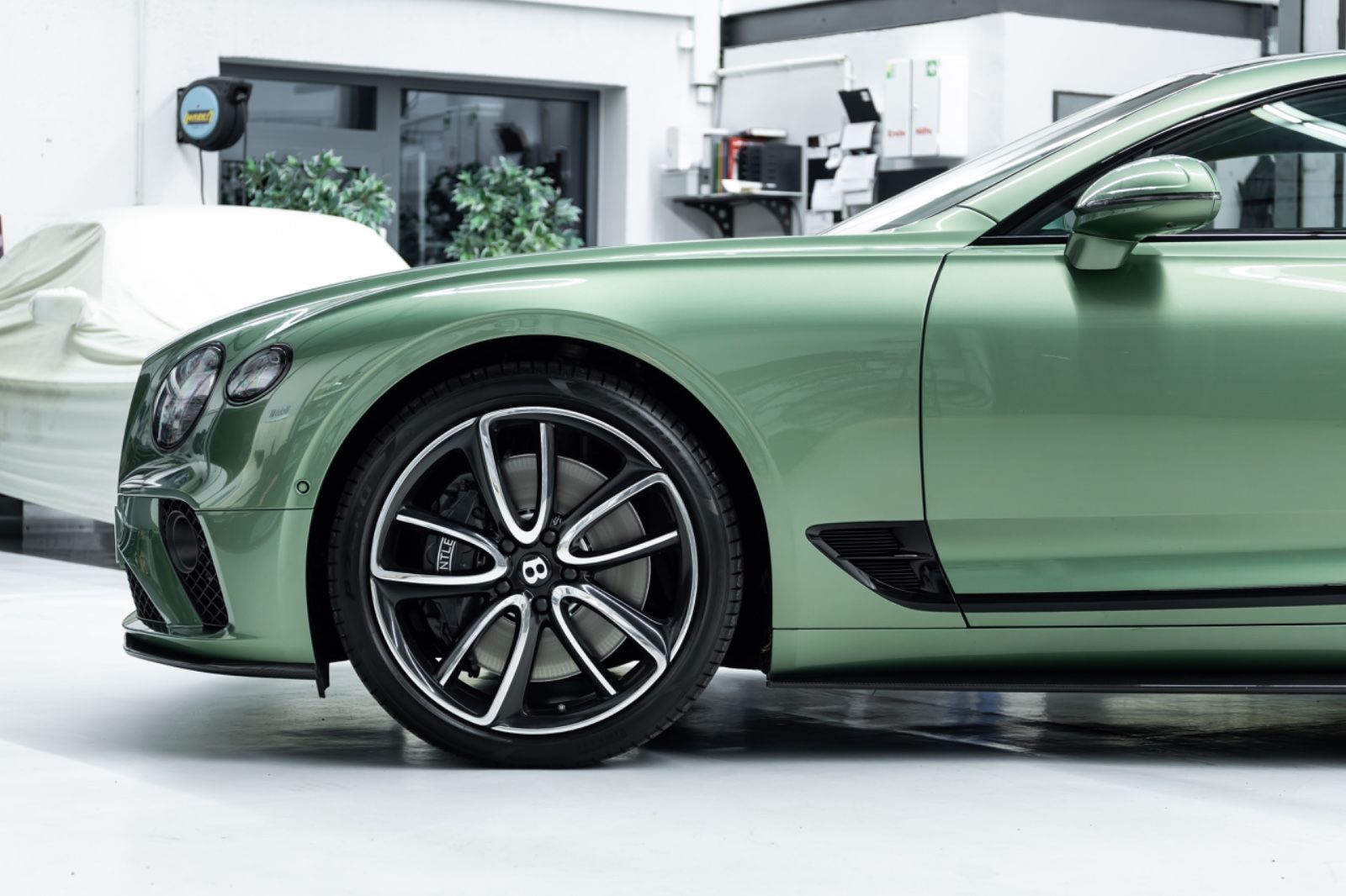 Fahrzeugabbildung Bentley Continental GT Blackline I Carbon Aerokit I BRD