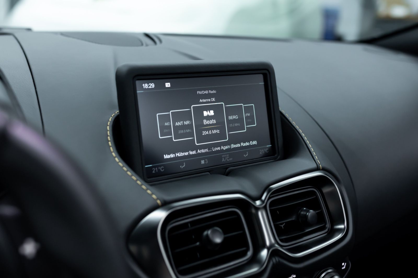 Fahrzeugabbildung Aston Martin V8 Vantage Roadster I B&0 I 360° I 1. Hd I BRD