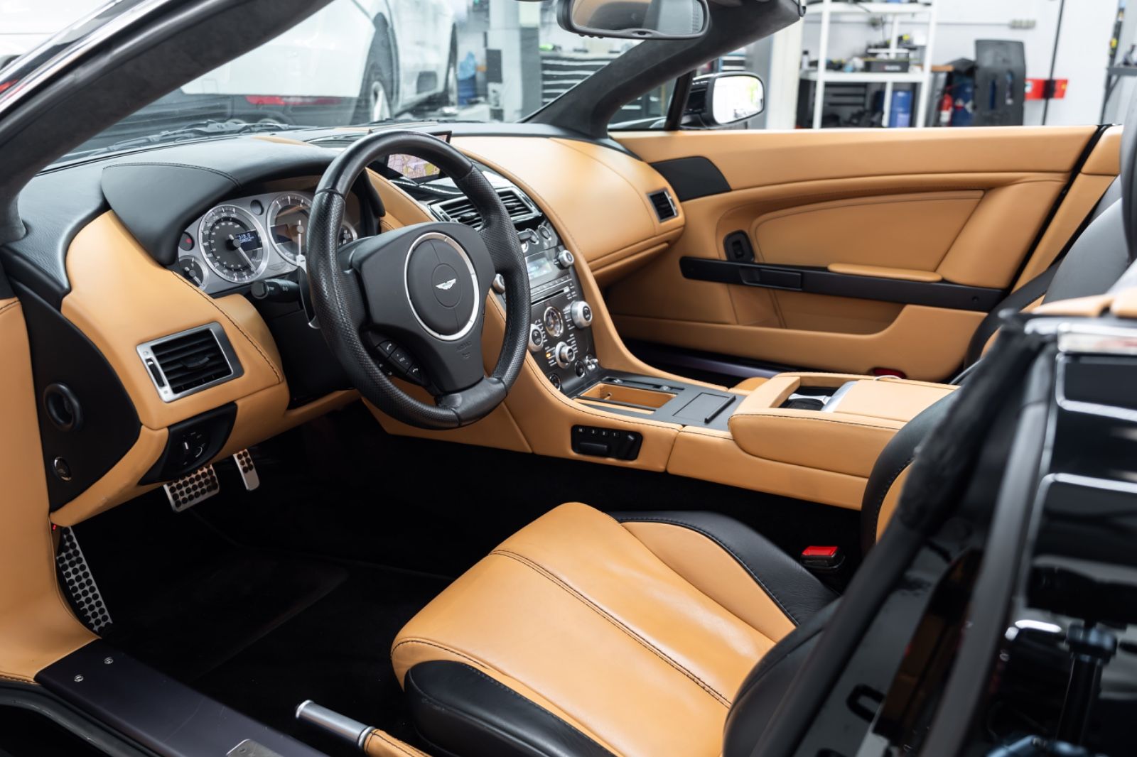 Fahrzeugabbildung Aston Martin V8 Vantage Roadster I Deutsches KFZ I 1a Zustand