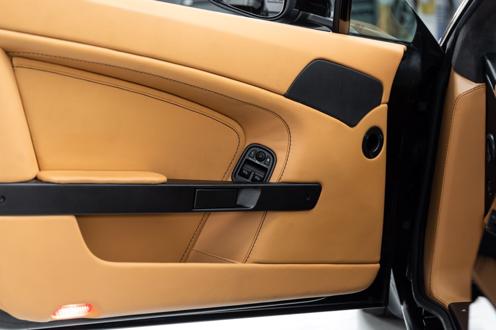 Fahrzeugabbildung Aston Martin V8 Vantage Roadster I Deutsches KFZ I 1a Zustand