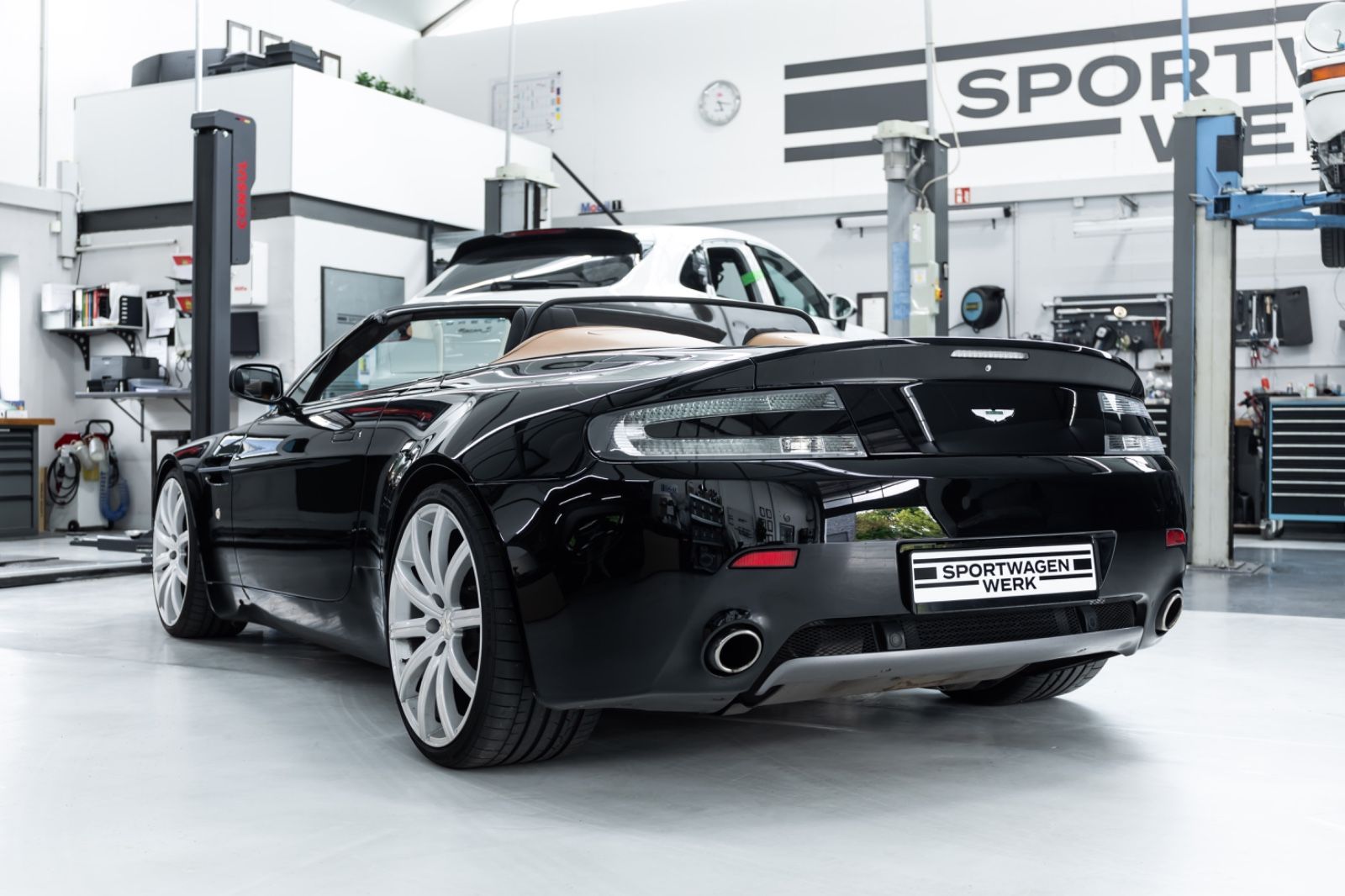 Fahrzeugabbildung Aston Martin V8 Vantage Roadster I Deutsches KFZ I 1a Zustand