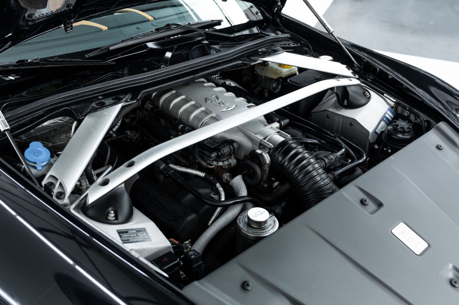 Fahrzeugabbildung Aston Martin V8 Vantage Roadster I Deutsches KFZ I 1a Zustand