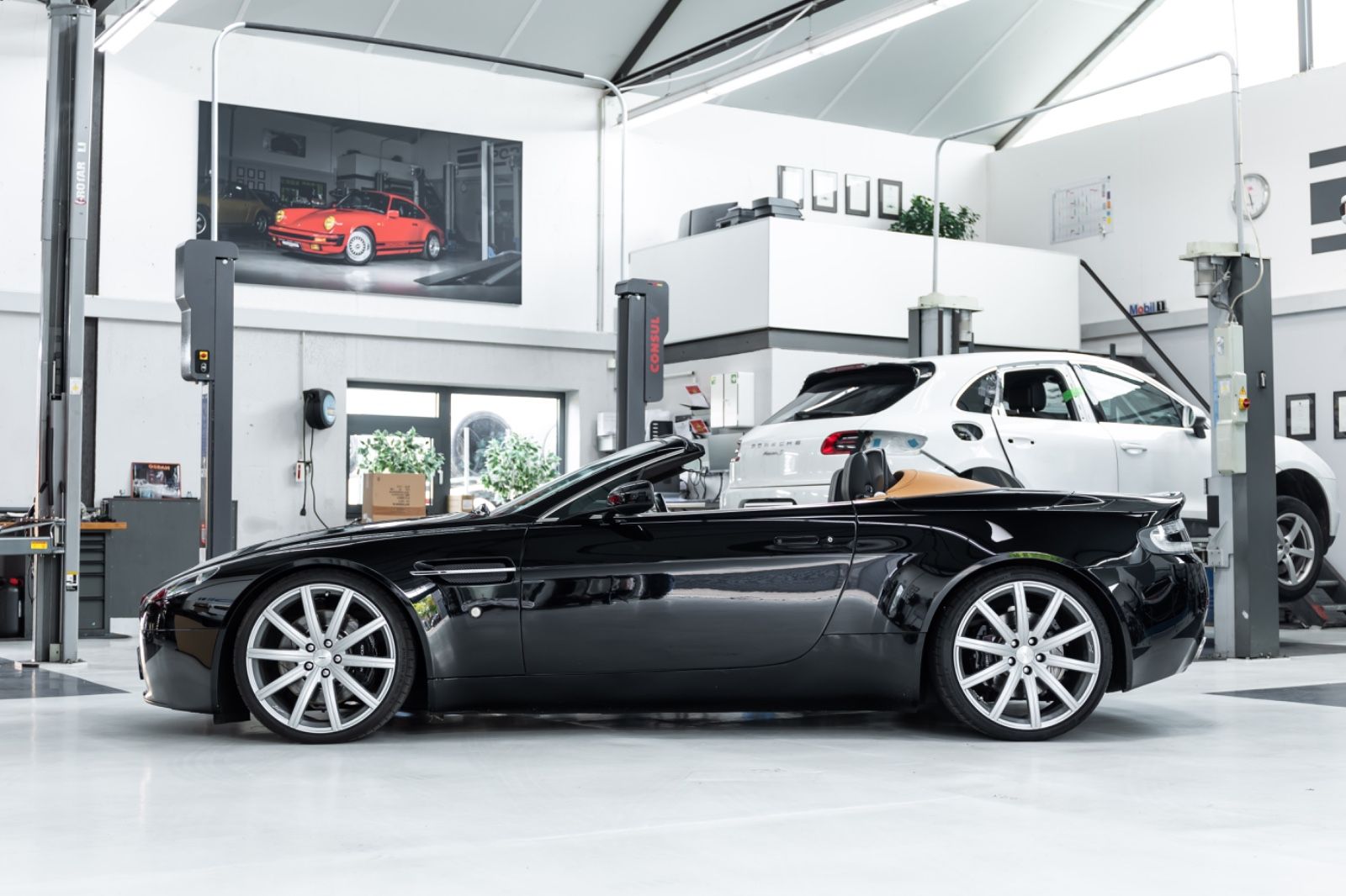 Fahrzeugabbildung Aston Martin V8 Vantage Roadster I Deutsches KFZ I 1a Zustand